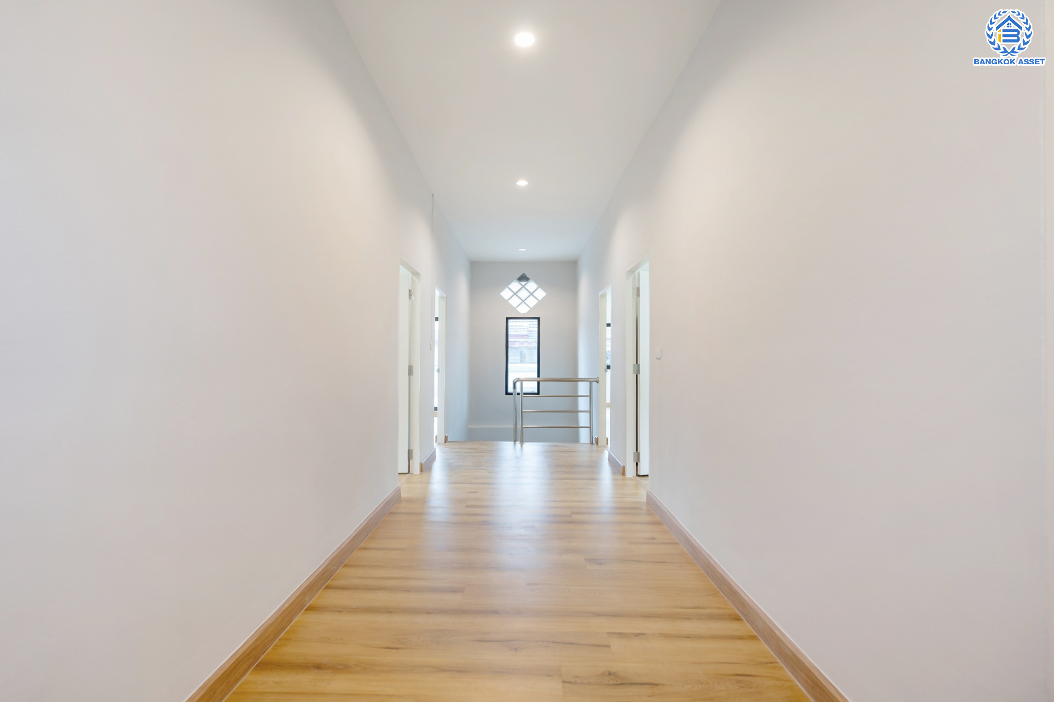 บ้านมือสองตกแต่งใหม่ ม.บูรพา12 ดอนเมือง บ้านเดี่ยว เนื้อที่ 50 ตร.ว. ฟังก์ชัน 4 ห้องนอน 2 ห้องน้ำ จอดรถได้ 2 คัน บนทำเลดีที่สุด ใกล้สนามบินดอนเมือง ทางด่วน "ศรีสมาน" และรถไฟฟ้าสายสีแดง "สถานีดอนเมือง"